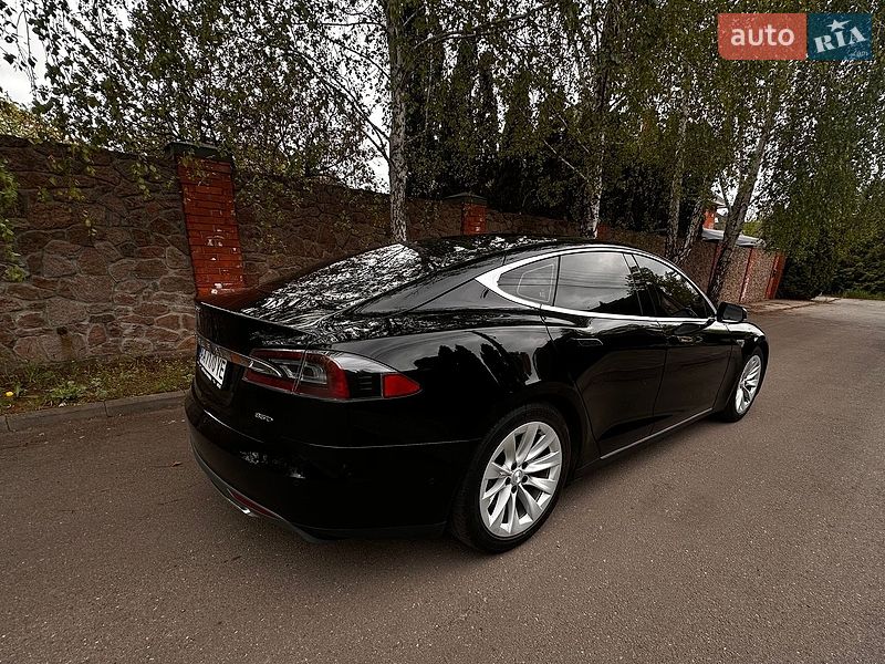 Ліфтбек Tesla Model S 2015 в Києві
