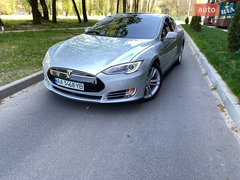 Ліфтбек Tesla Model S 2015 в Чернігові