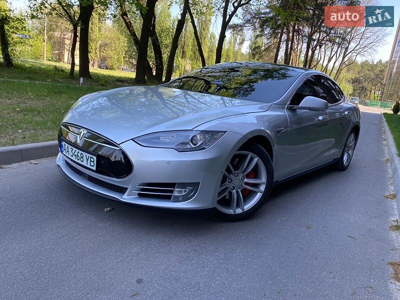 Ліфтбек Tesla Model S 2015 в Чернігові