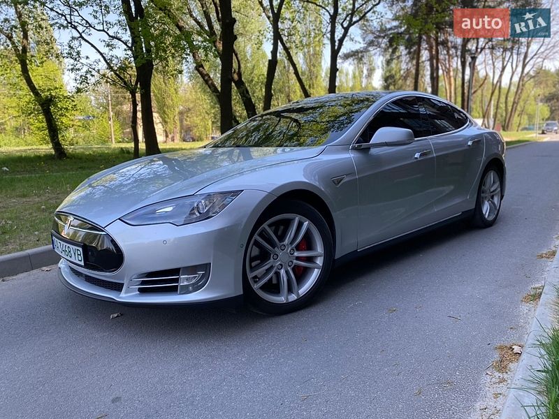 Ліфтбек Tesla Model S 2015 в Чернігові