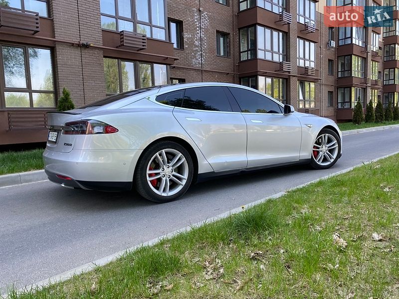Ліфтбек Tesla Model S 2015 в Чернігові