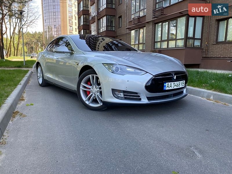 Ліфтбек Tesla Model S 2015 в Чернігові