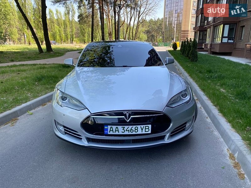 Ліфтбек Tesla Model S 2015 в Чернігові