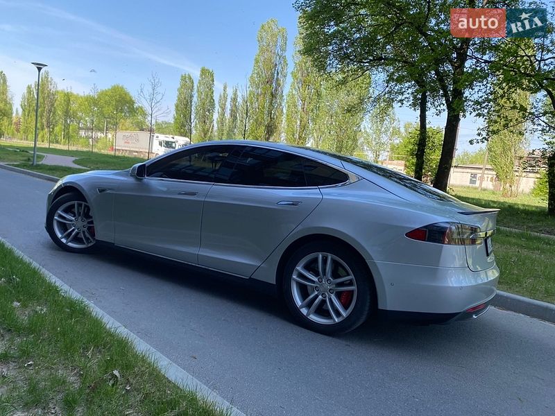 Ліфтбек Tesla Model S 2015 в Чернігові