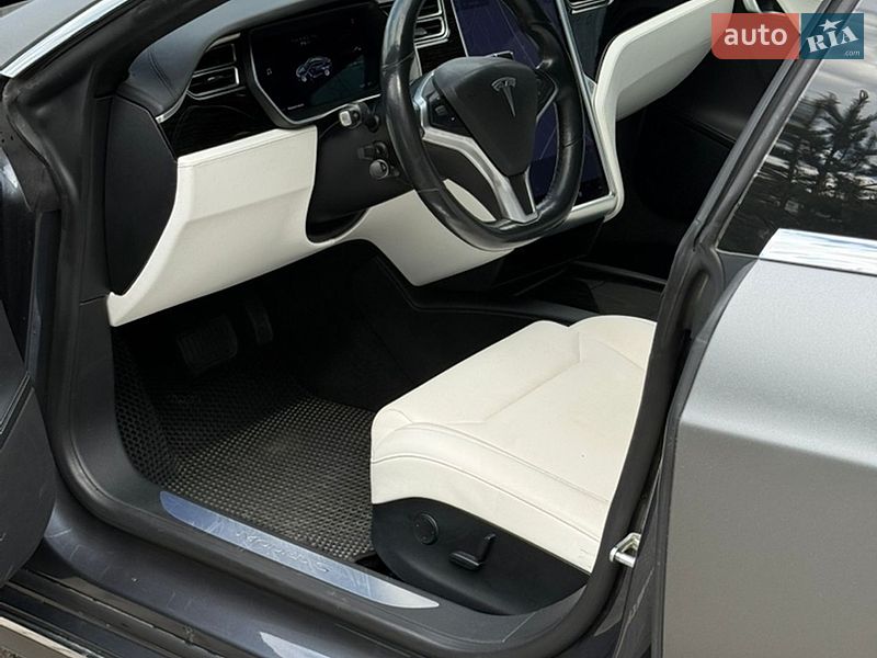 Лифтбек Tesla Model S 2017 в Ивано-Франковске
