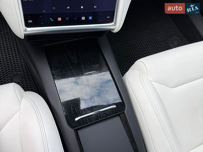 Лифтбек Tesla Model S 2017 в Ивано-Франковске