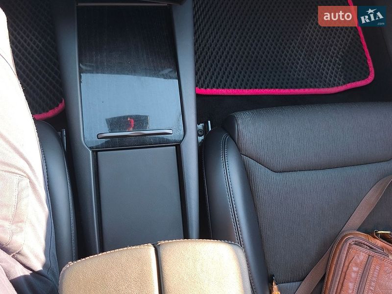 Лифтбек Tesla Model S 2018 в Виннице