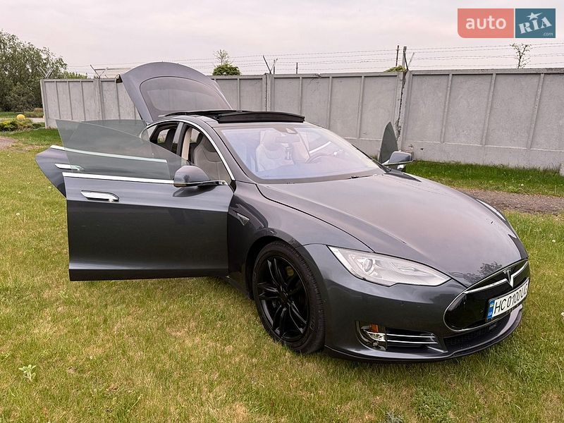 Лифтбек Tesla Model S 2015 в Львове