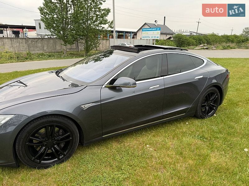 Лифтбек Tesla Model S 2015 в Львове