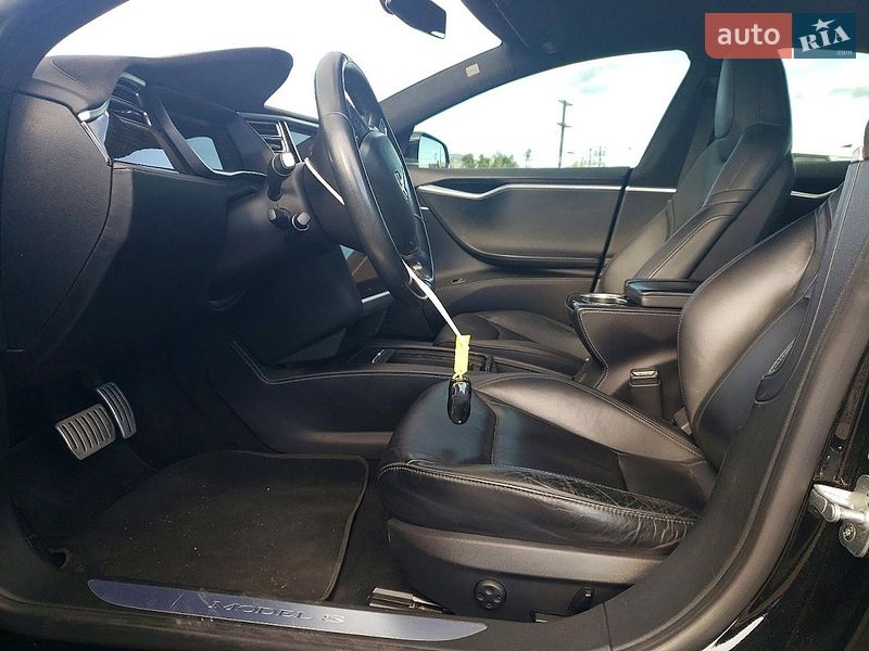 Лифтбек Tesla Model S 2016 в Львове