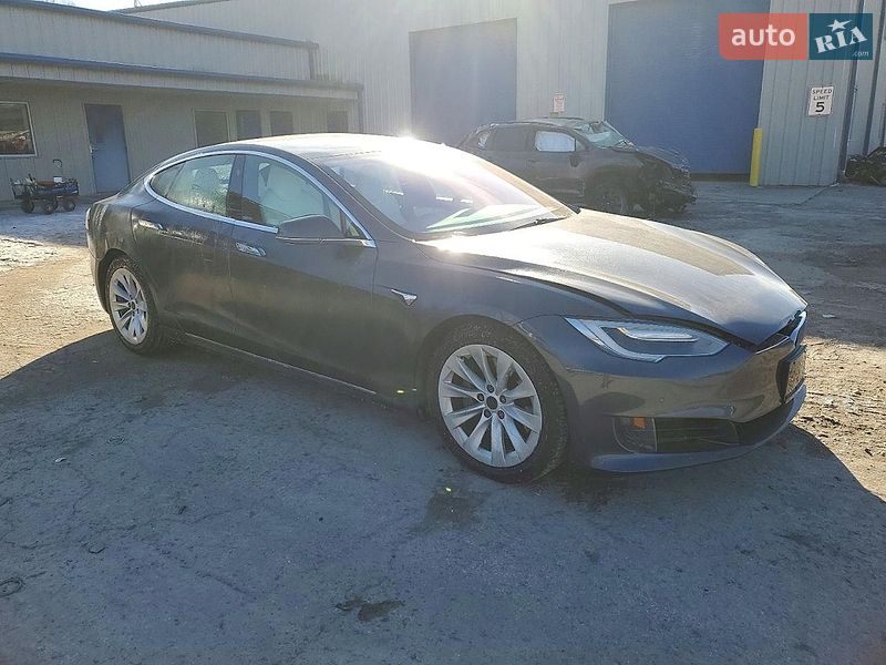 Лифтбек Tesla Model S 2017 в Львове