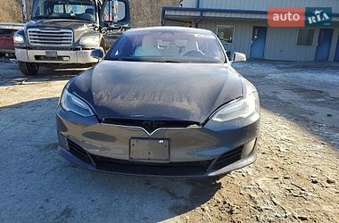 Лифтбек Tesla Model S 2017 в Львове