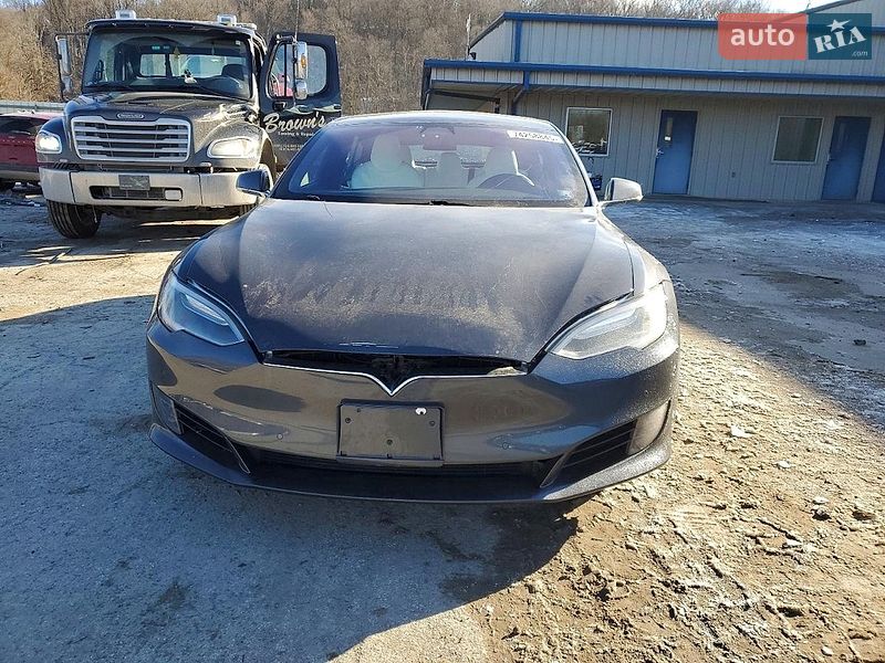 Лифтбек Tesla Model S 2017 в Львове