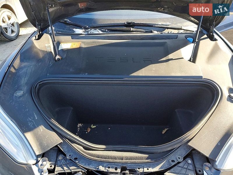 Лифтбек Tesla Model S 2017 в Львове