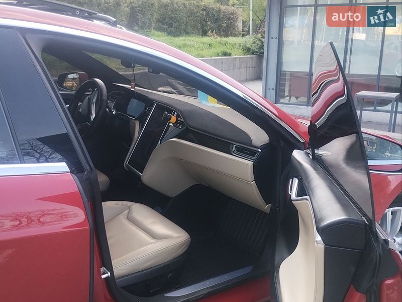 Лифтбек Tesla Model S 2016 в Каменском