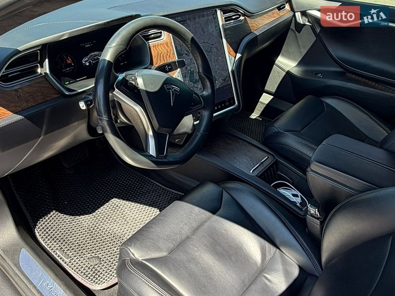 Лифтбек Tesla Model S 2017 в Умани