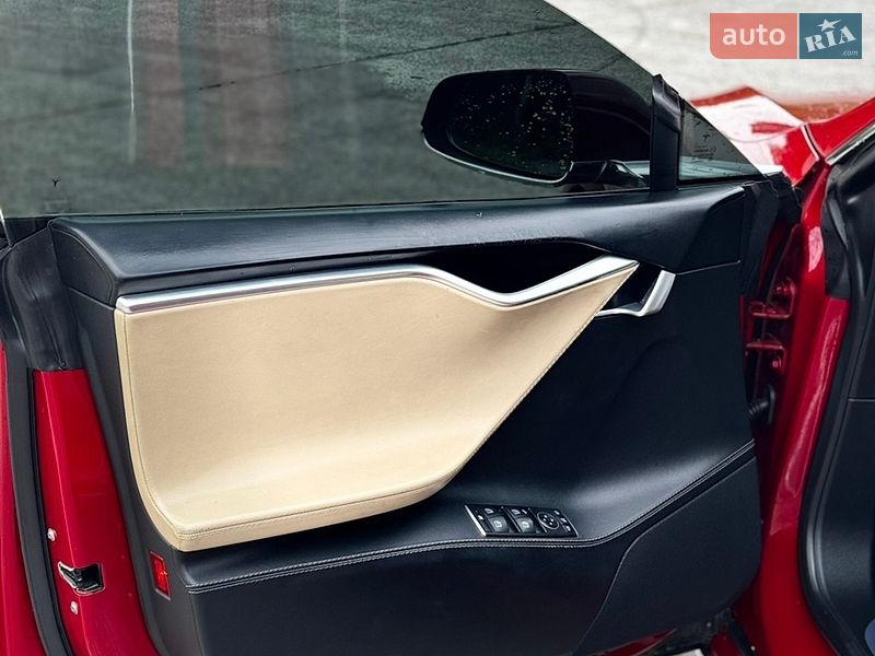 Лифтбек Tesla Model S 2015 в Львове