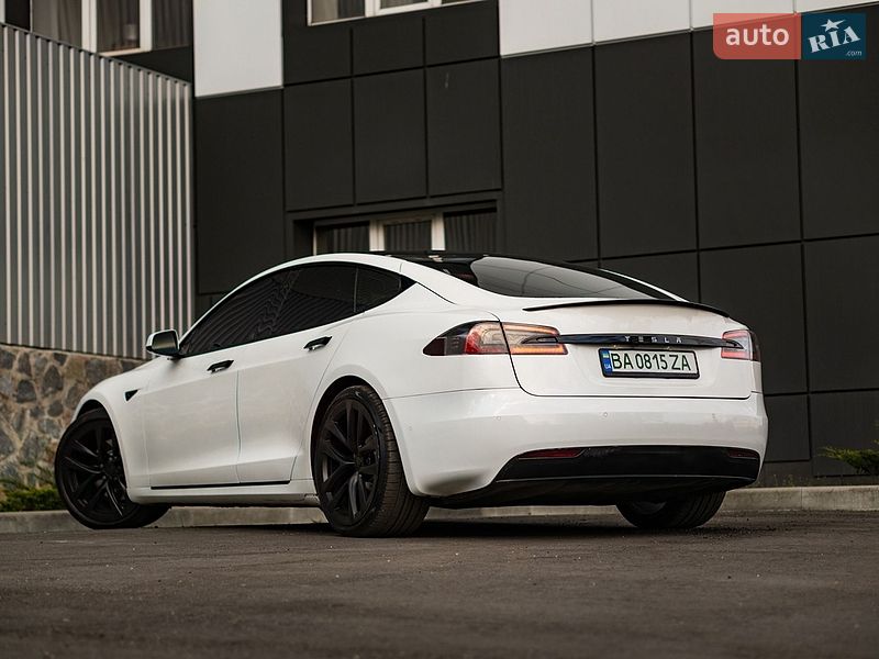 Лифтбек Tesla Model S 2017 в Кропивницком
