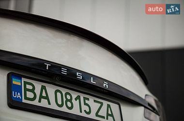 Лифтбек Tesla Model S 2017 в Кропивницком