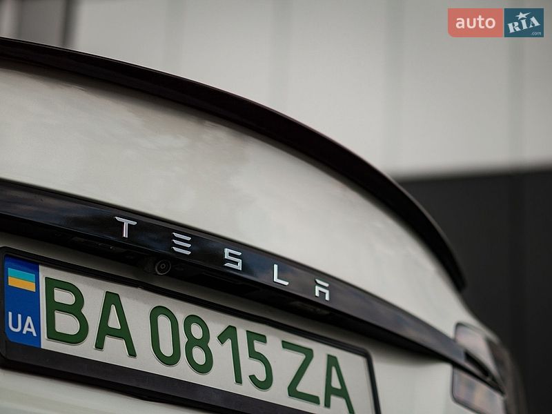 Лифтбек Tesla Model S 2017 в Кропивницком