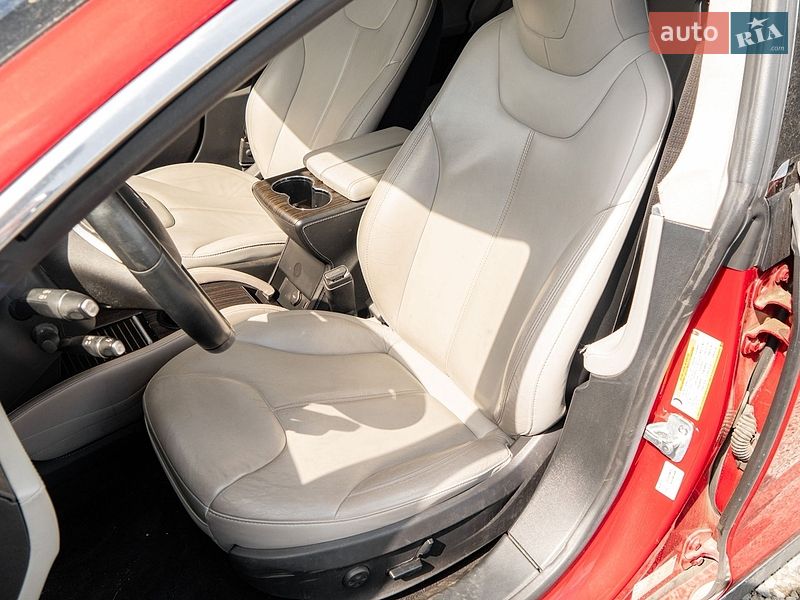 Лифтбек Tesla Model S 2014 в Львове