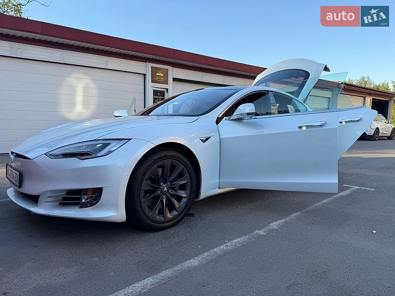Лифтбек Tesla Model S 2018 в Луцке