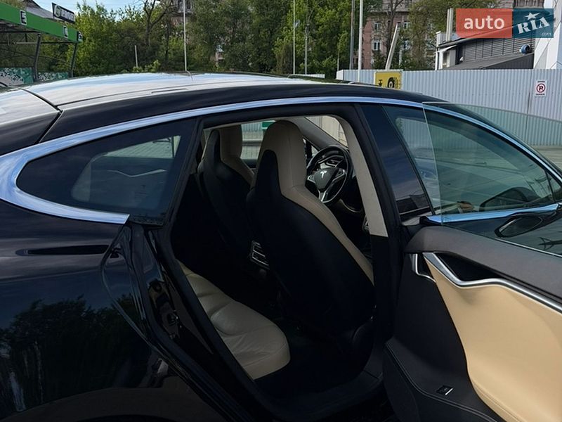 Ліфтбек Tesla Model S 2015 в Чернівцях