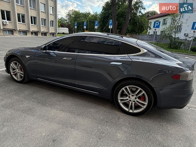 Лифтбек Tesla Model S 2016 в Львове