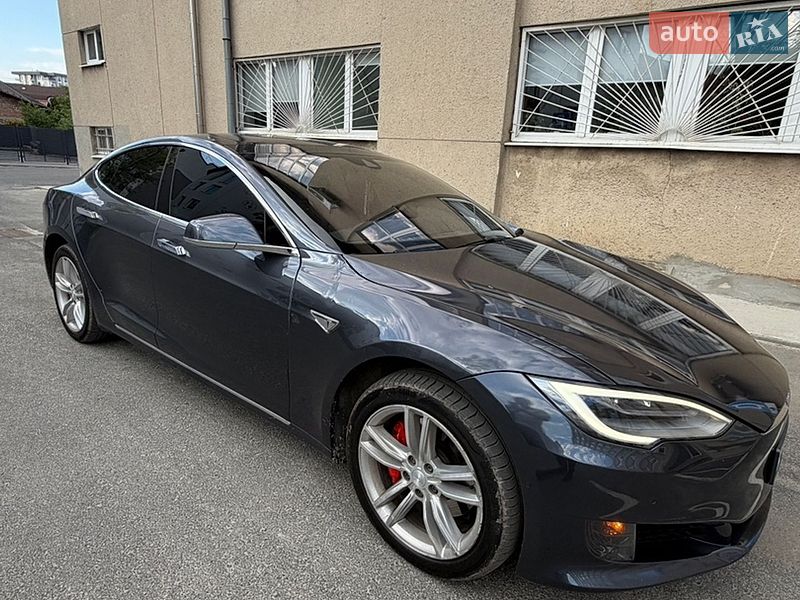 Лифтбек Tesla Model S 2016 в Львове