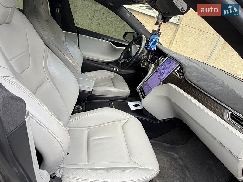 Лифтбек Tesla Model S 2016 в Львове