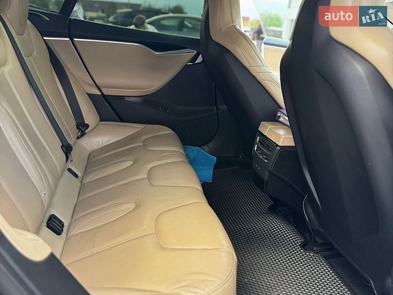 Лифтбек Tesla Model S 2016 в Виннице