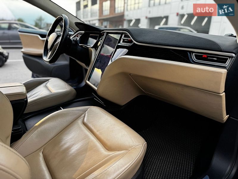 Лифтбек Tesla Model S 2016 в Виннице