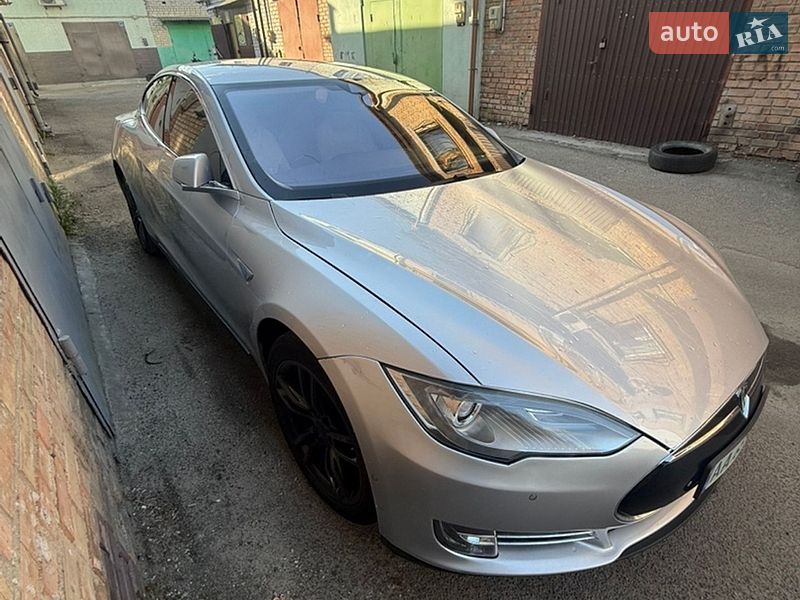 Tesla Model S 2015