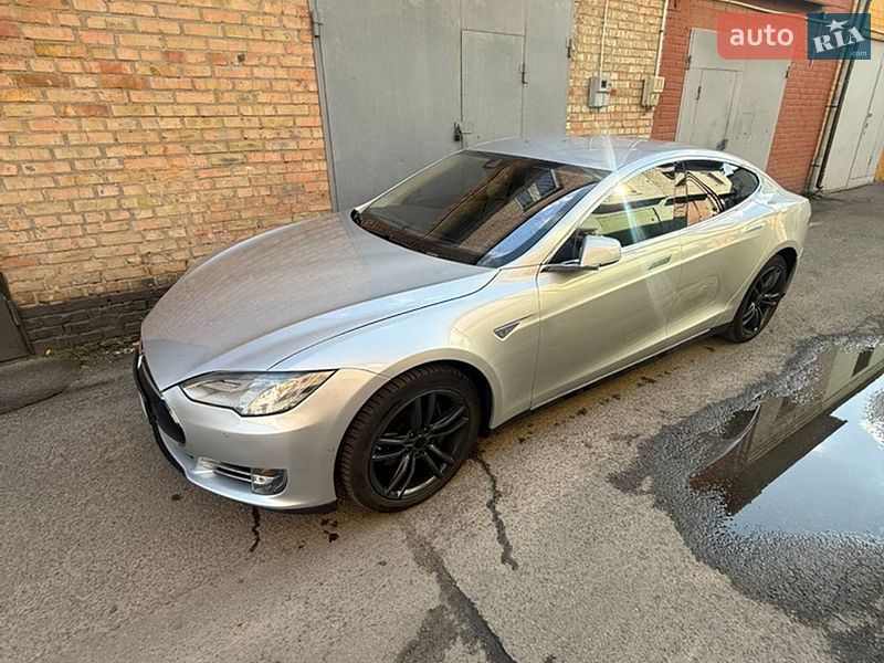 Лифтбек Tesla Model S 2015 в Киеве