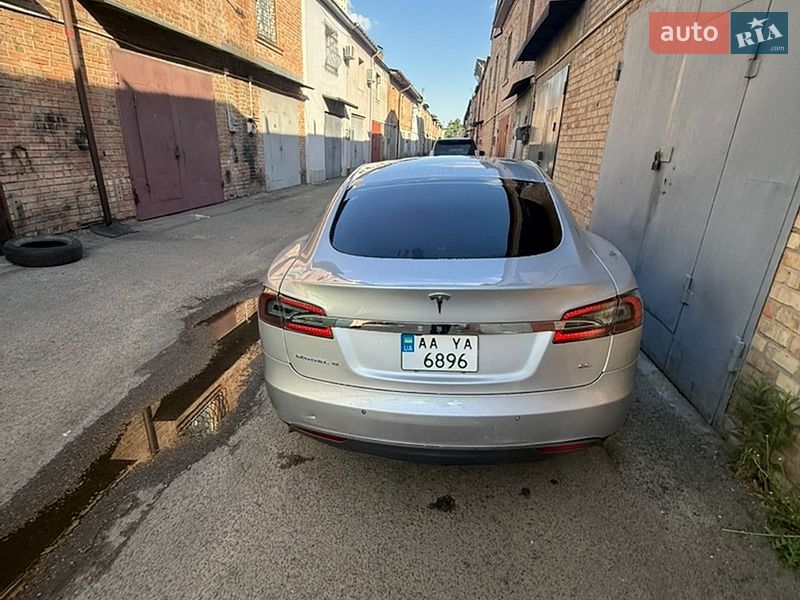Лифтбек Tesla Model S 2015 в Киеве