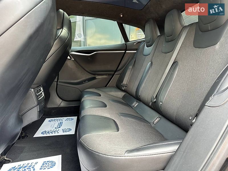 Лифтбек Tesla Model S 2017 в Виннице