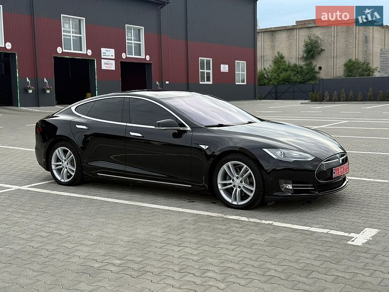 Ліфтбек Tesla Model S 2013 в Дубні