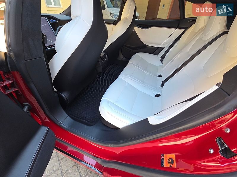Лифтбек Tesla Model S 2018 в Киеве