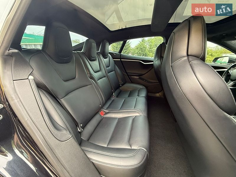 Ліфтбек Tesla Model S 2018 в Львові