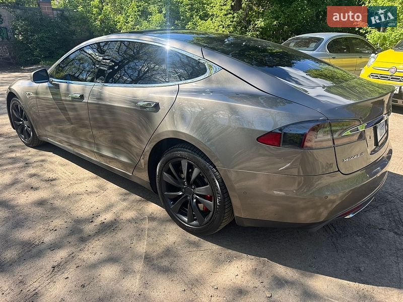 Лифтбек Tesla Model S 2015 в Киеве