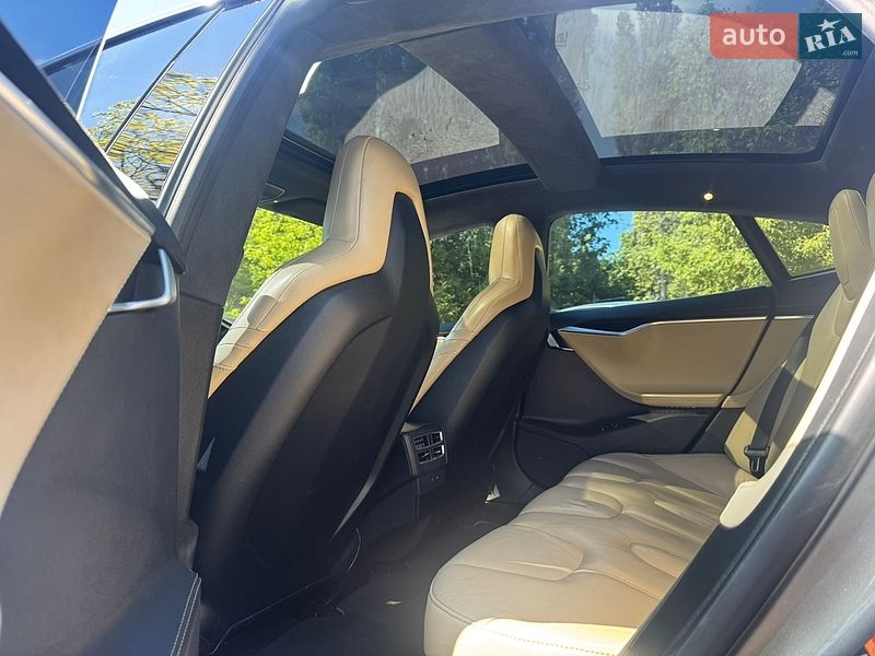 Лифтбек Tesla Model S 2015 в Киеве
