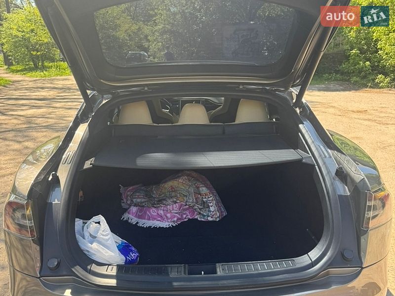 Лифтбек Tesla Model S 2015 в Киеве