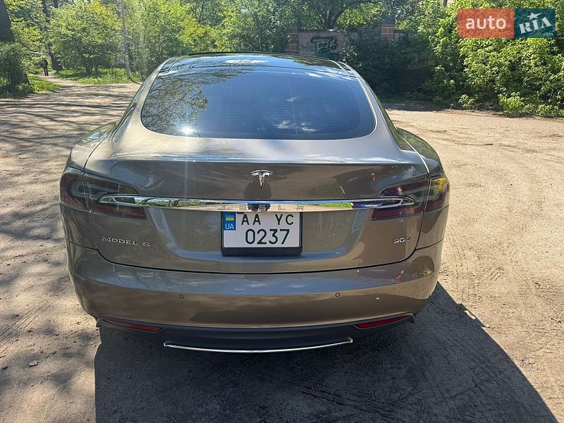 Лифтбек Tesla Model S 2015 в Киеве