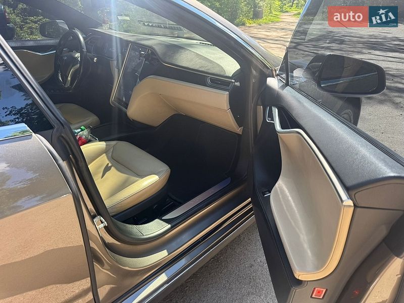 Лифтбек Tesla Model S 2015 в Киеве фото 10 Лифтбек Tesla Model S 2015 в Киеве