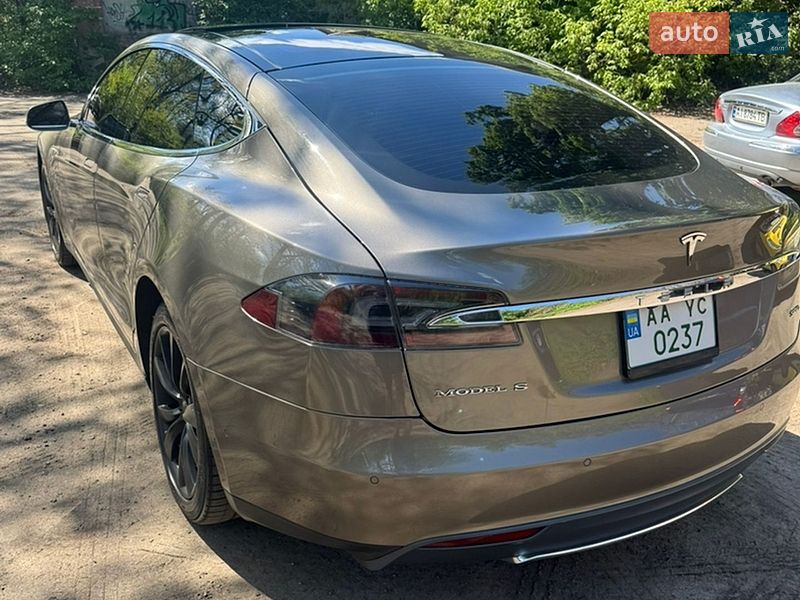 Лифтбек Tesla Model S 2015 в Киеве