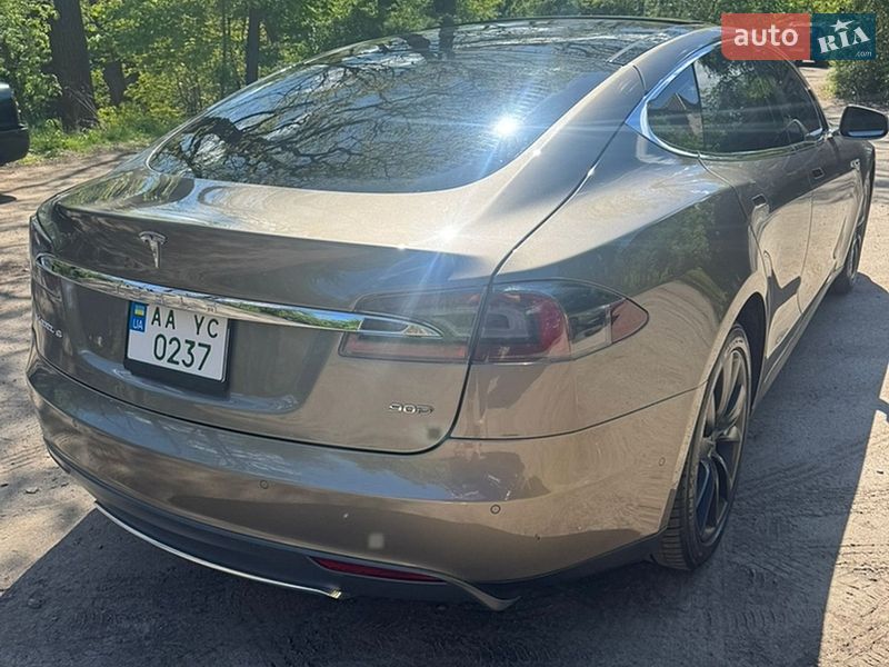 Лифтбек Tesla Model S 2015 в Киеве
