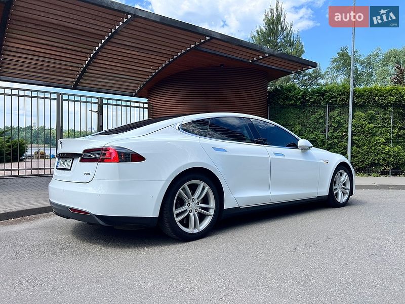 Ліфтбек Tesla Model S 2015 в Києві