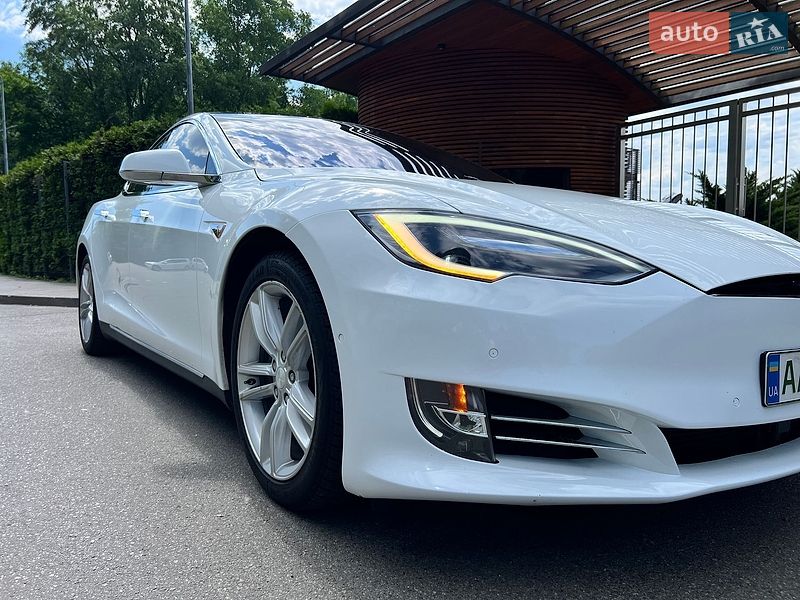 Ліфтбек Tesla Model S 2015 в Києві