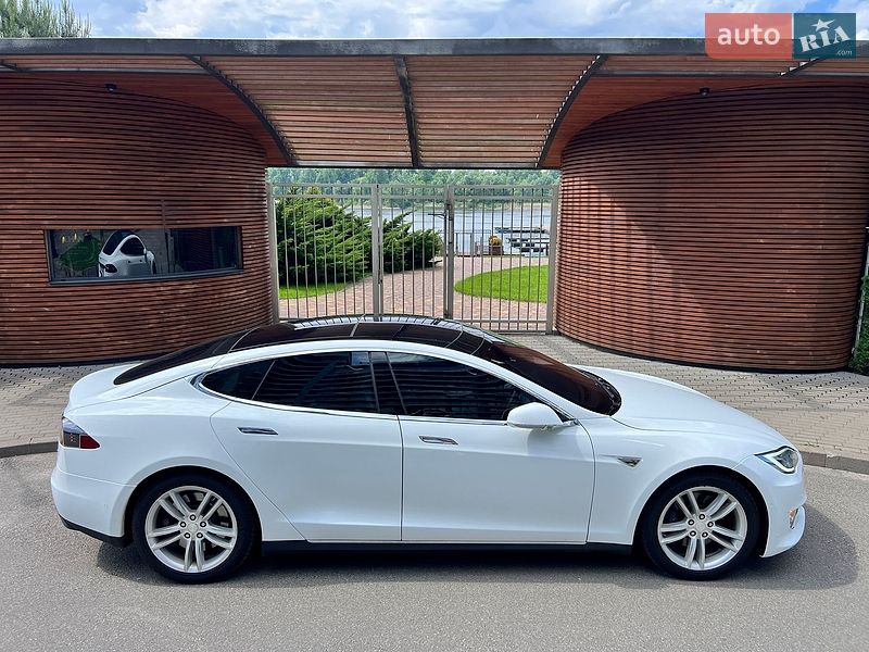 Ліфтбек Tesla Model S 2015 в Києві