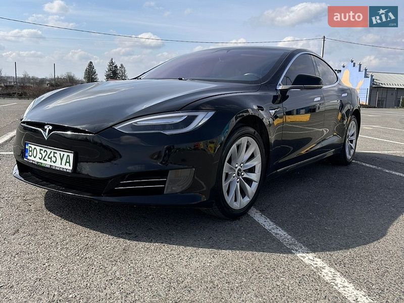 Лифтбек Tesla Model S 2017 в Черновцах